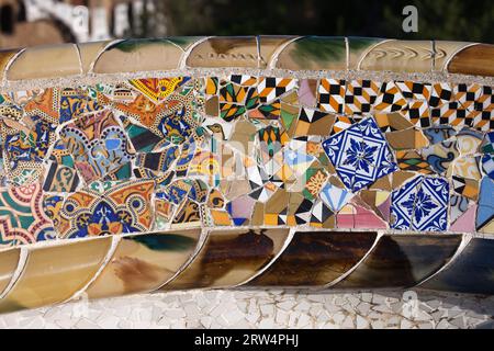 Mosaico astratto Trencadis da frammenti di piastrelle rotte, parte della Serpentine Bench al Parco Guell di Gaudí a Barcellona, Catalogna, Spagna Foto Stock