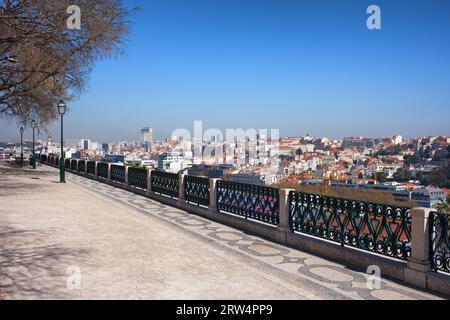 Vista su Lisbona dal giardino di San Pedro de Alcantara (portoghese: Miradouro de Sao Pedro de Alcantara), Portogallo Foto Stock