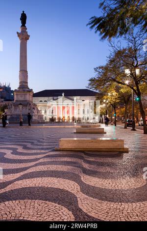 Colonna di Dom Pedro IV e Dona Maria II Teatro Nazionale in serata in Piazza Rossio a Lisbona, Portogallo Foto Stock