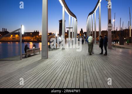 Rambla de Mar su Port Vell in serata, città di Barcellona in Catalogna, Spagna Foto Stock