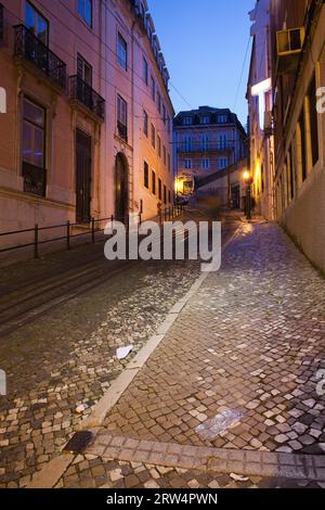 Calcada da Gloria Street di notte a Lisbona, Portogallo Foto Stock