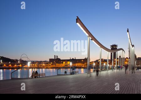 Città di Barcellona in Catalogna, Spagna. Rambla de Mar sopra Port Vell al crepuscolo Foto Stock