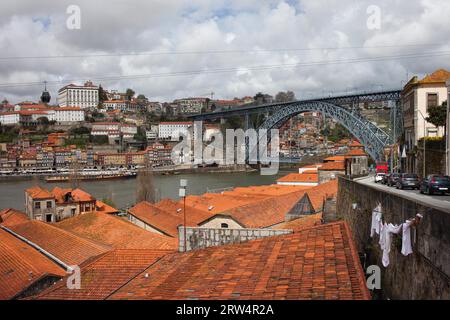 Vista sulla pittoresca città vecchia di Porto in Portogallo, il ponte Dom Luis i sul fiume Douro sulla destra Foto Stock