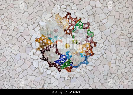 Mosaico trencadis da frammenti di piastrelle rotte sul soffitto della sala ipostila a Park Guell, Barcellona, Catalogna, Spagna Foto Stock