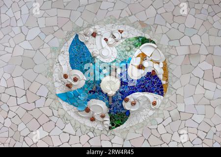 Mosaico trencadis da frammenti di piastrelle rotte sul soffitto della sala ipostila a Park Guell, Barcellona, Catalogna, Spagna Foto Stock