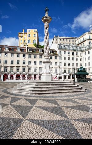 Piazza Municipale (portoghese: Praca do Municipio) con pilastro del XVIII secolo chiamato pelourinho (gogna) a Lisbona, Portogallo Foto Stock