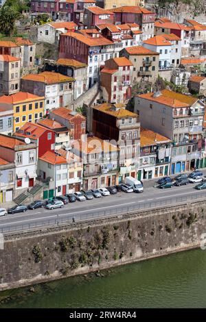 Case tradizionali portoghesi su un ripido pendio vicino al fiume Douro a Porto, Portogallo Foto Stock