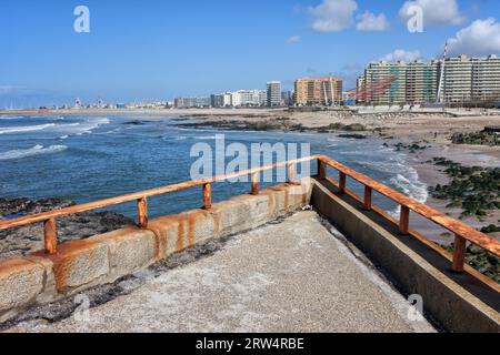 Skyline di Matosinhos in Portogallo, vista dalla terrazza sull'Oceano Atlantico Foto Stock