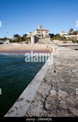 Molo e spiaggia nella località turistica di Estoril, in Portogallo Foto Stock