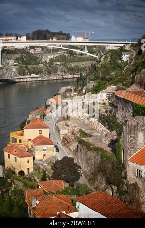 Vista dal Vila Nova de Gaia verso il ponte Infante D. Henrique a Porto, Portogallo, sul fiume Douro Foto Stock