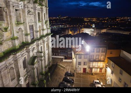 Portogallo, Porto, paesaggio urbano con la chiesa di San Lorenzo (Igreja Sao Lourenco) (Igreja dos Grilos) di notte nella città vecchia Foto Stock