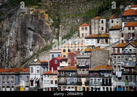 Pittoresca città di Porto in Portogallo, Europa, tradizionali case portoghese sulla ripida scogliera lungo la Funicolare Guindais dos Foto Stock