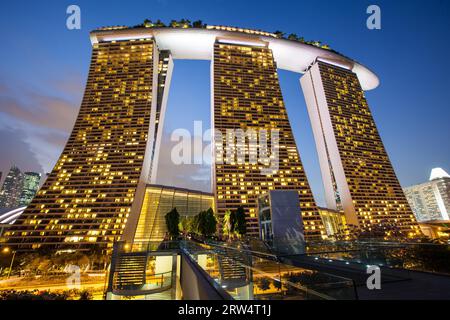 Marina Bay, Singapore, 7 aprile, casinò e hotel Marina Bay Sands al tramonto il 7 aprile 2014 Foto Stock