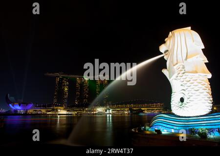 Marina Bay, Singapore, 11 aprile, Marina Bay Sands con Singapore Merlion di notte l'11 aprile 2014 Foto Stock