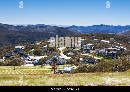 La vista verso Monte Buller villaggio su un giorno d'estate nel Victoria, Australia Foto Stock