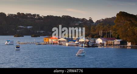 Barche in ingresso Wagonga al tramonto a Narooma, Nuovo Galles del Sud, Australia Foto Stock