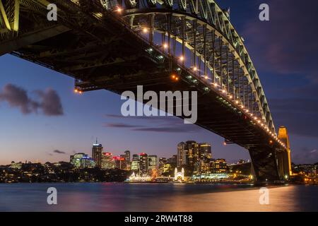 Sydney, Australia, 12 maggio, Sydney Harbour Bridge e Luna Park al crepuscolo del 12 maggio 2014 Foto Stock