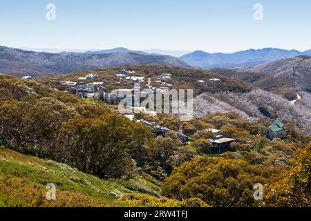 La vista verso Monte Buller villaggio su un giorno d'estate nel Victoria, Australia Foto Stock