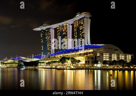 Marina Bay, Singapore, 7 aprile, complesso Marina Bay Sands di notte il 7 aprile 2014 Foto Stock