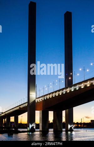 Il Bolte Bridge attraversa il fiume Yarra di notte a Melbourne, Victoria, Australia Foto Stock