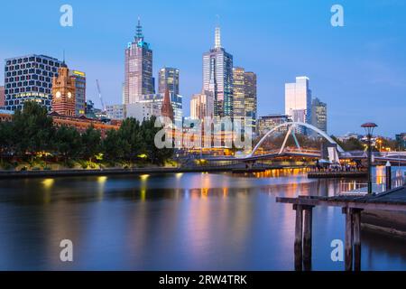 Melbourne, Australia, 12 marzo, il famoso skyline di Melbourne da Southbank verso la stazione di Flinders St il 12 marzo 2014 Foto Stock