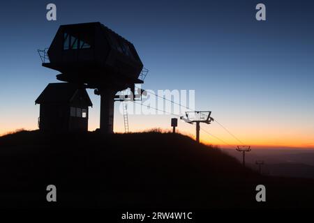 Un impianto di risalita e di costruire in un estate cielo stellato a Mt Buller nel Victorian High Country, Australia Foto Stock