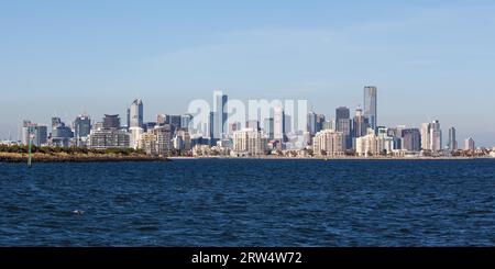 Skyline di Melbourne in un giorno d'estate da Port Phillip Bay a Victoria, Australia Foto Stock