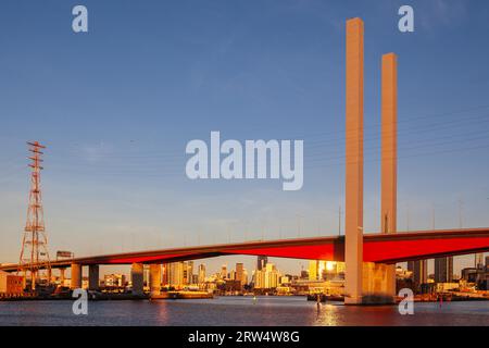 Il Bolte Bridge attraversa il fiume Yarra al tramonto a Melbourne, Victoria, Australia Foto Stock