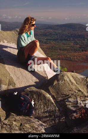 Affioramento della vetta dello Squaw Peak, Monument Mountain Reservation, Massachusetts Foto Stock