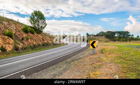 Strada tortuosa che attraversa Adelaide Hills durante la stagione invernale, Australia meridionale Foto Stock