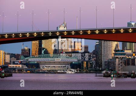 Melbourne, Australia, 17 dicembre 2013: Skyline di Melbourne in un giorno d'estate da Port Phillip Bay Foto Stock