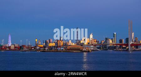 Melbourne, Australia, 17 dicembre 2013: Skyline di Melbourne in un giorno d'estate da Port Phillip Bay Foto Stock