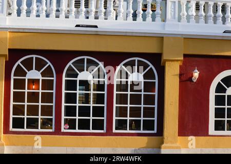 Oranjestad downtown panorama con la tipica architettura coloniale olandese. Oranjestad è la capitale e la città più grande di Aruba Foto Stock