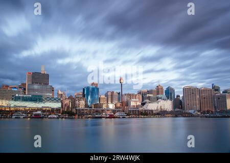 Sydney, Australia, 14 ottobre, la vista verso il CBD di Sydney da Pyrmont al crepuscolo in un giorno d'inverno a Sydney, Australia il 14 ottobre 2013 Foto Stock