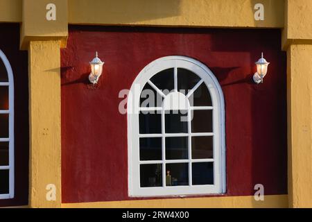 Oranjestad downtown panorama con la tipica architettura coloniale olandese. Oranjestad è la capitale e la città più grande di Aruba Foto Stock