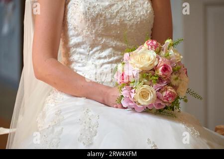 Sposa tenuta bouquet di nozze con rose Foto Stock