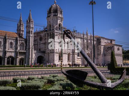 Nave ancor di fronte alla facciata del monastero di Jeronimos a Lisbona, Portogallo Foto Stock