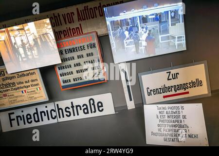 Traenpalast (Palazzo delle lacrime), ex sala di uscita del valico di frontiera Bahnhof Friedrichstrasse nel quartiere Mitte di Berlino, memoriale e. Foto Stock