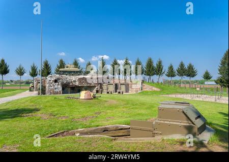 Esch casemate come parte dell'ex linea Maginot. Qui bunker con carro armato M4 Sherman, Hatten, Alsazia, Francia Foto Stock