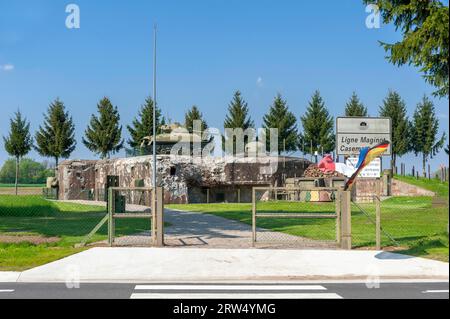 Esch casemate come parte dell'ex linea Maginot. Qui l'area d'ingresso con bunker e carro armato M4 Sherman, Hatten, Alsazia, Francia Foto Stock