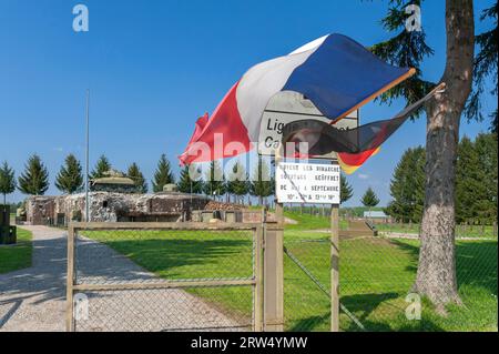 Esch casemate come parte dell'ex linea Maginot. Qui l'area d'ingresso con bunker e carro armato M4 Sherman, Hatten, Alsazia, Francia Foto Stock