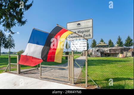 Esch casemate come parte dell'ex linea Maginot. Qui l'area d'ingresso con bunker e carro armato M4 Sherman, Hatten, Alsazia, Francia Foto Stock