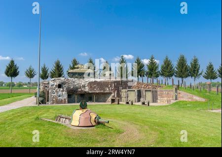 Esch casemate come parte dell'ex linea Maginot. Qui bunker con carro armato M4 Sherman, Hatten, Alsazia, Francia Foto Stock