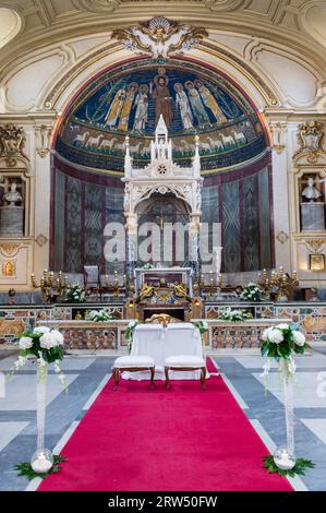 Altare con costruzione altare, ciborio di Arnolfo di cambio al 1283, abside, mosaico con Salvatore sulle nuvole del cielo e Santi Pietro, Paolo Foto Stock