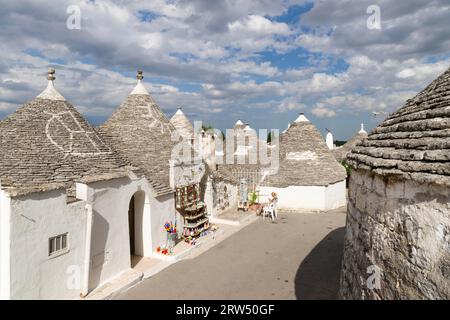 Negozio, trullo, trulli, case tradizionali a tondo, trullo, Rione Monti, Alberobello, sito Patrimonio Mondiale dell'Umanità dell'UNESCO, Valle d'Itria, Trulli Foto Stock