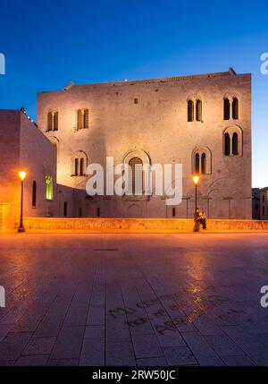 Opera est della cattedrale Basilica di San Nicola, chiesa di pellegrinaggio con le ossa di San Nicholas, inizio della costruzione 1087, romanico, ora blu Foto Stock