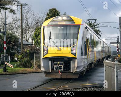 Auckland Transport, treno elettrico Kiwirail all'incrocio ferroviario a Onehunga. Auckland, nuova Zelanda - 12 settembre 2023 Foto Stock