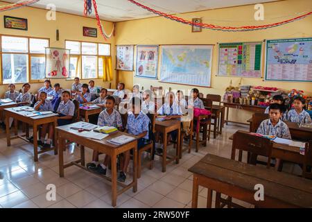 Sekretariat Bebek Lingsir, Indonesia, 4 settembre 2014: Bambini delle scuole balinesi che frequentano una lezione a Bali, Indonesia Foto Stock