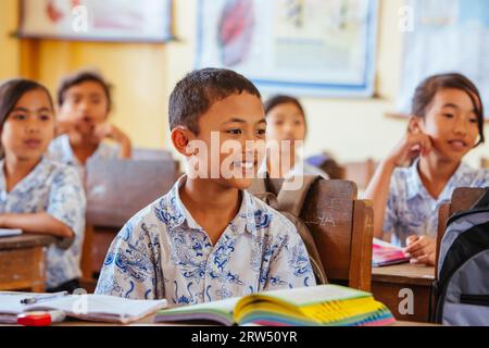 Sekretariat Bebek Lingsir, Indonesia, 4 settembre 2014: Bambini delle scuole balinesi che frequentano una lezione a Bali, Indonesia Foto Stock