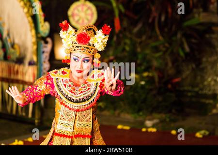 UBUD, BALI, INDONESIA, 5 settembre 2014: Uno spettacolo tradizionale balinese nel centro di Ubud, Bali, Indonesia Foto Stock